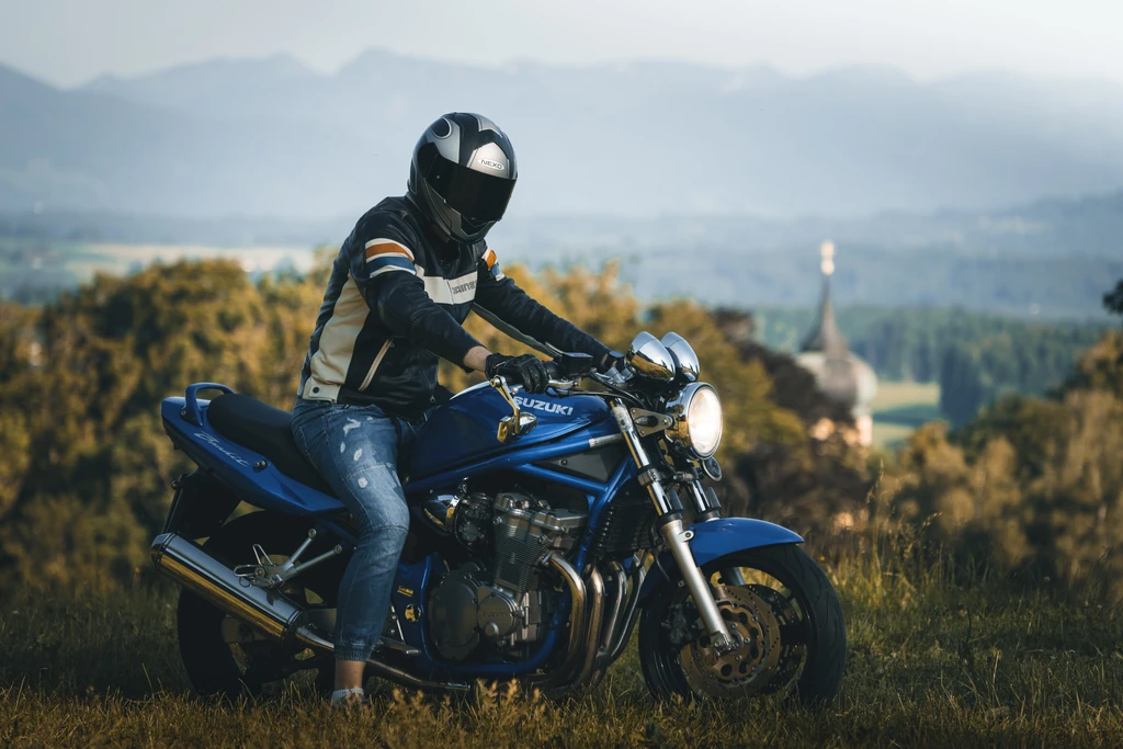 Biker on a Suzuki Bandit 600 n